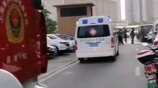 昨日(2020年6月2日)早上上海某小区一辆汽车发生自燃,消防救援现场。本视频由社区网友提供5